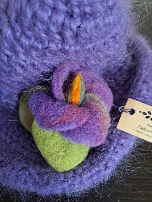 Много красива ръчно плетена шапка