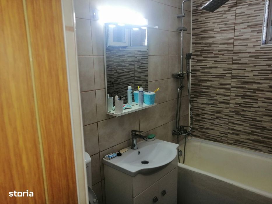 3 camere, mobilat și utilat, centrala proprie, bloc 1989, stradal