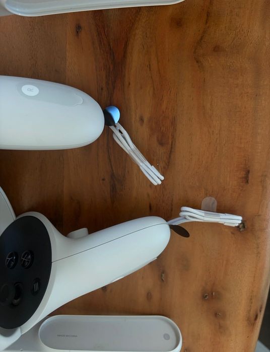 Meta Quest 2 VR очила + контролери + калъф – като нови