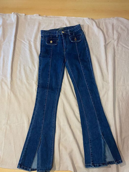 Тъмносини дънки с клоширани крачоли