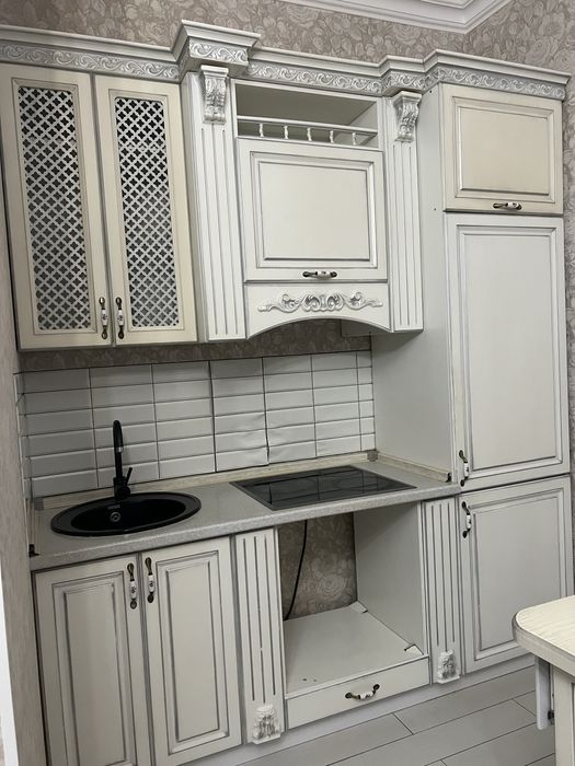 кухонный гарнитур в классическом стиле, белый цвет