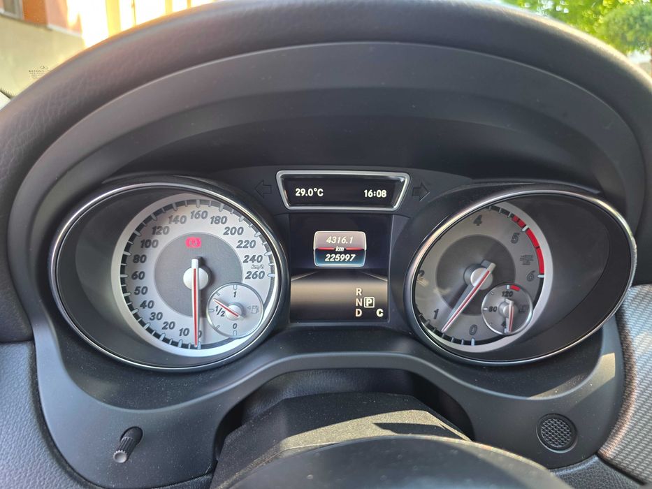 Mercedes-Benz GLA 200d 4MATIC – proprietar, stare excelentă