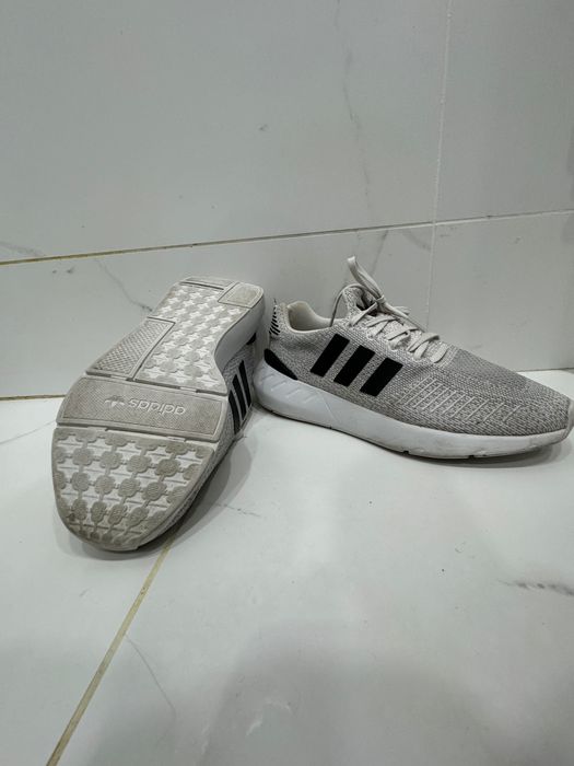 Vând adidași ADIDAS Swift Run 22