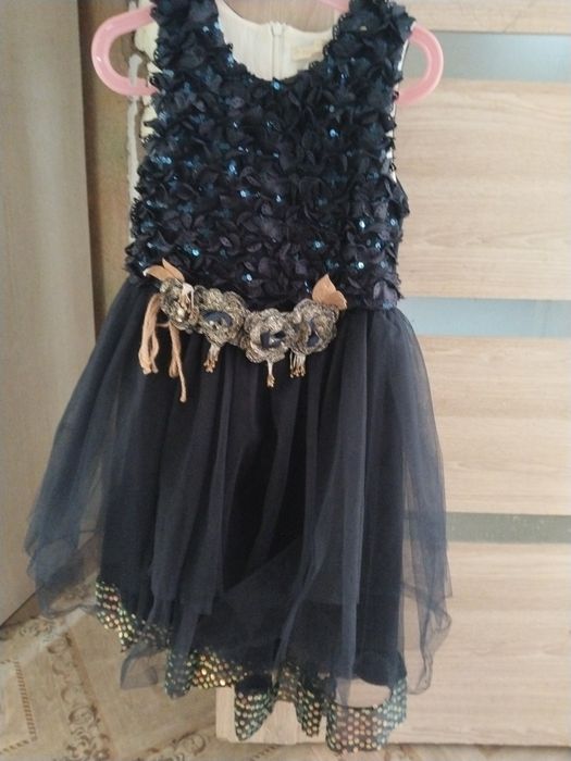 Продаю платья на девочку от 5 Ти до 8 ми лет