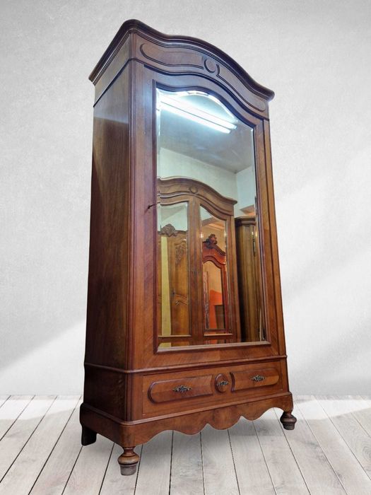 Елегантен огледален гардероб изработен от масивен орех