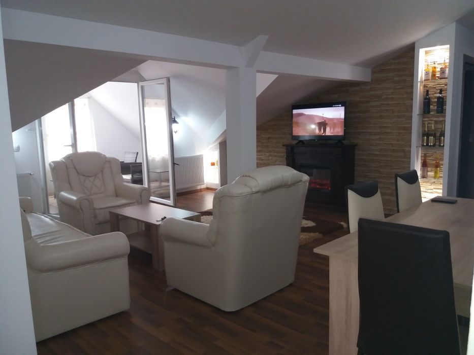 Dau in chirie apartament 3 camere,bloc nou,zona Pieței de Vechituri