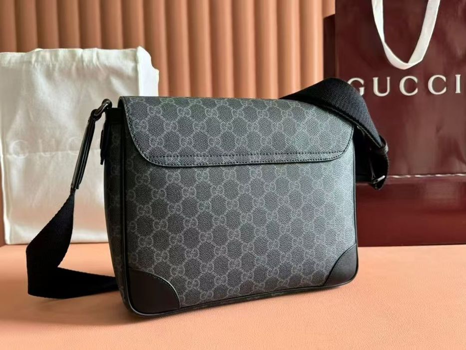Чанта GG Emblem medium crossbody bag