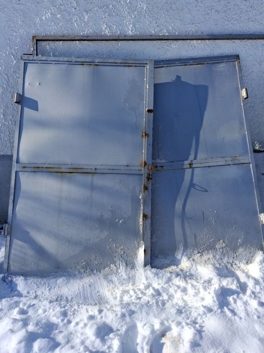 Гаражни врати с метална рамка