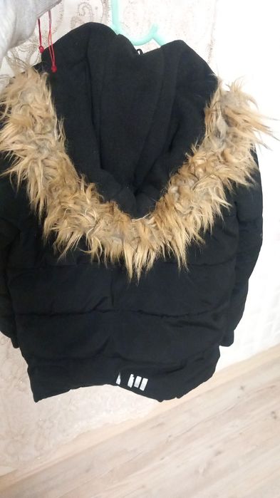 Vând geaca de baieti