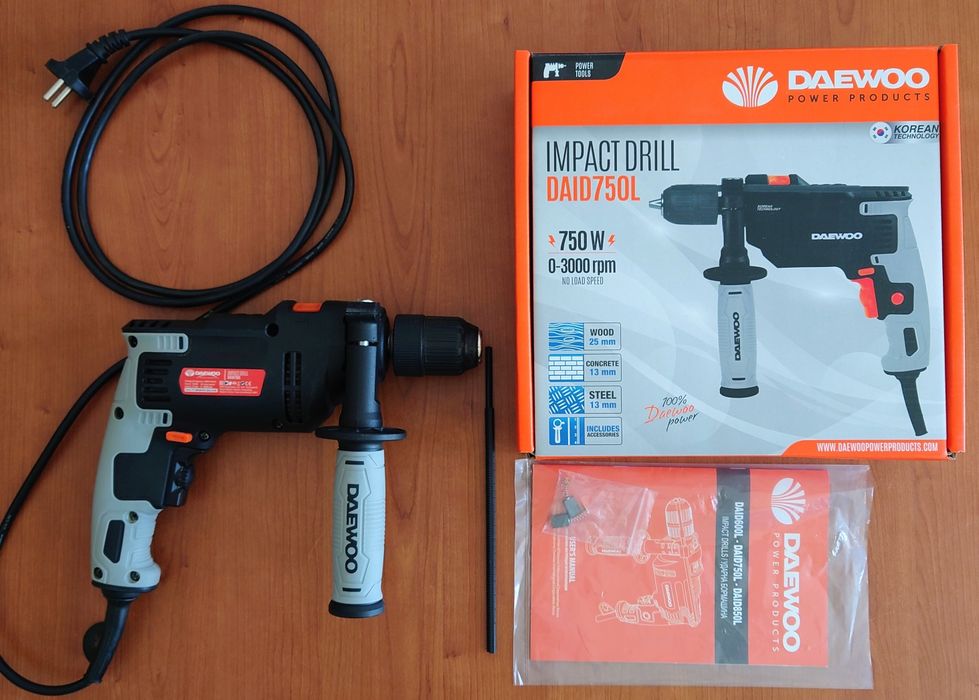 Сет от 2 бормашини, цена за двете: НОВА Бормашина Bosch Universal Impact 700W в куфар и Daewoo 750 вата DAID Impactdrill 750L