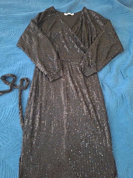 Продам платье с пайетками