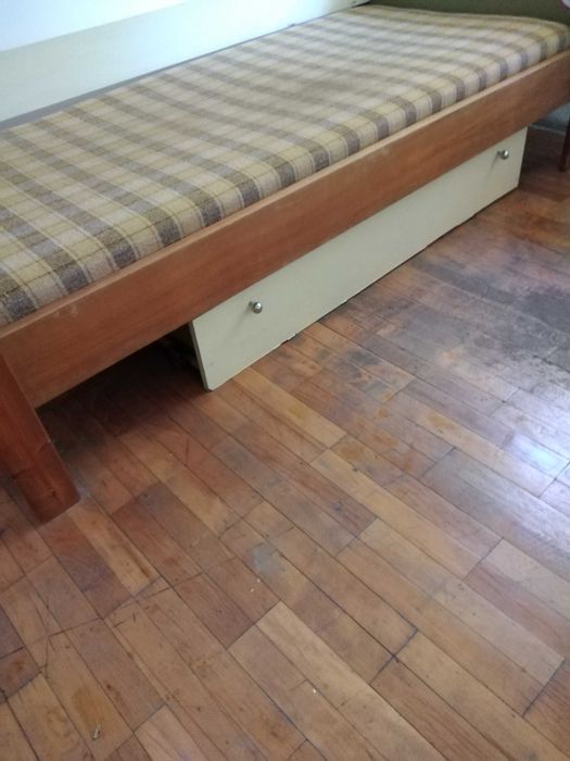 Продавам две  легла с матраците  дълж 200см, шир 85см. Обща цена 220лв