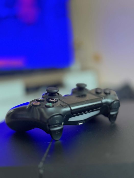PS4 1TB 2 джойстика и няколко игри