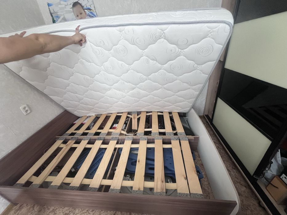 Продам кровать с матрасом  срочно