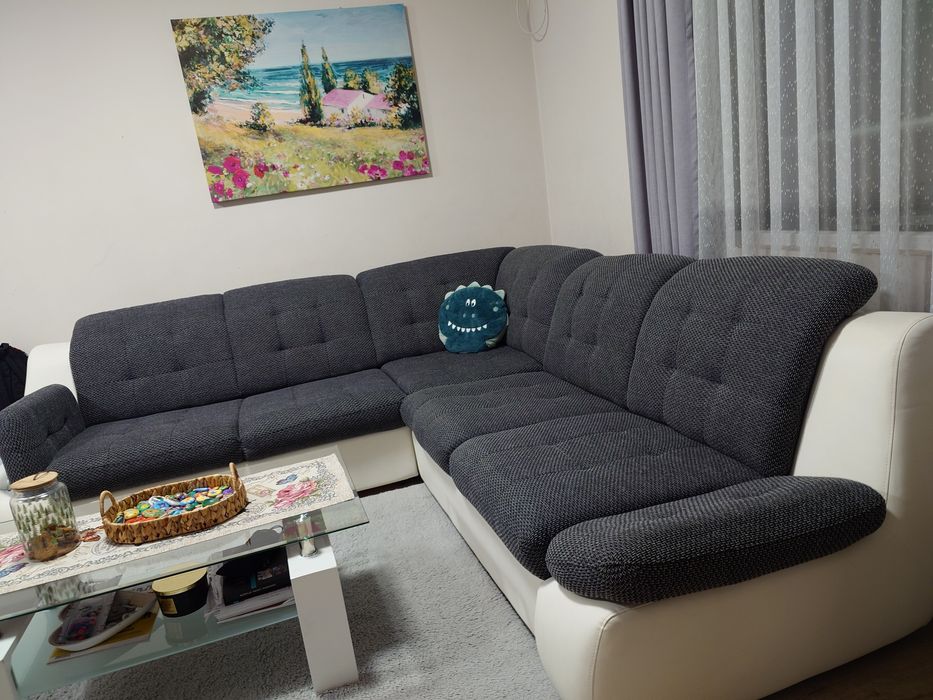 Прекрасен диван бяла кожа, сиво-черна дамаска