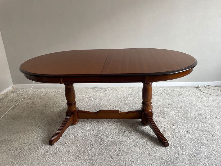 Стол и стулья в зал