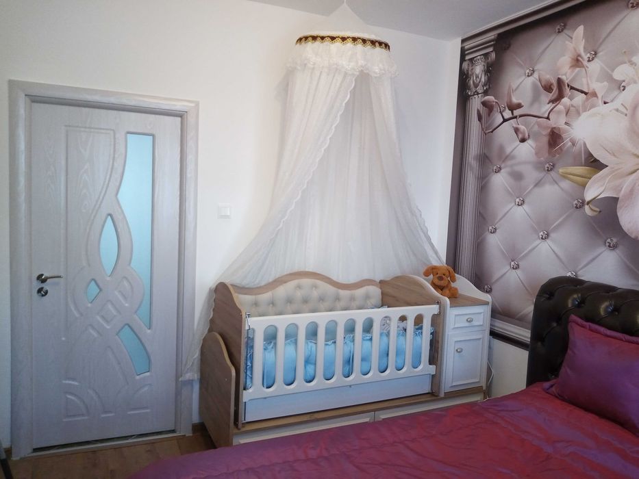 Детска кошара за сън с балдахин и функция за люлеене