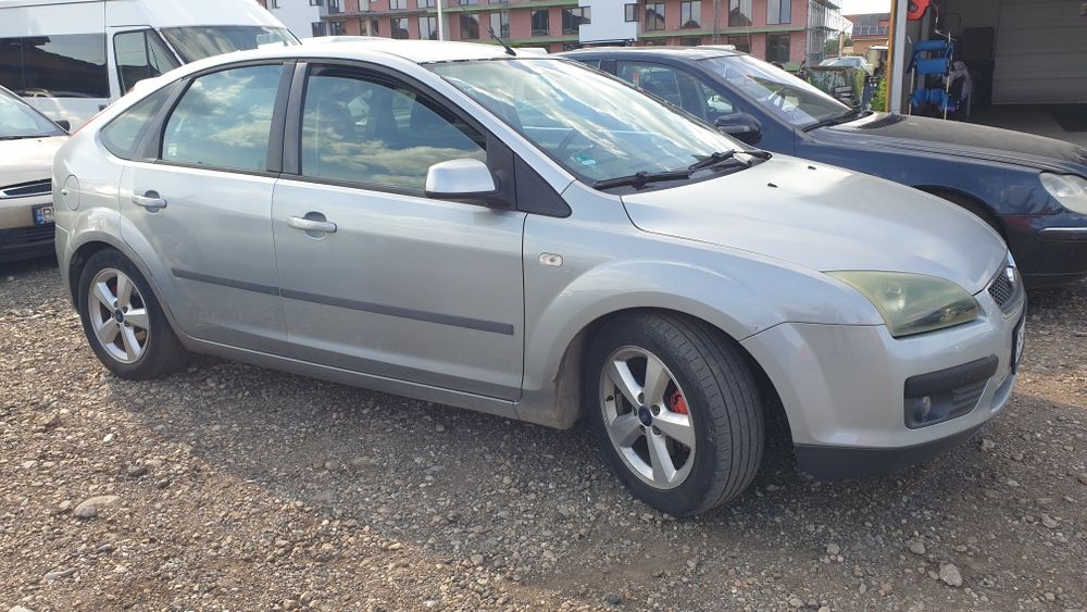 Vând Ford Focus 1,6 benzină.