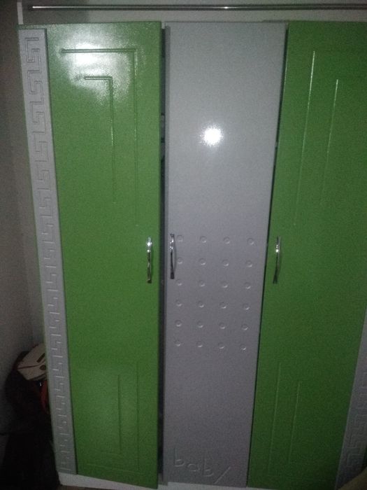 Продаются комплект кровать шкаф детские стол