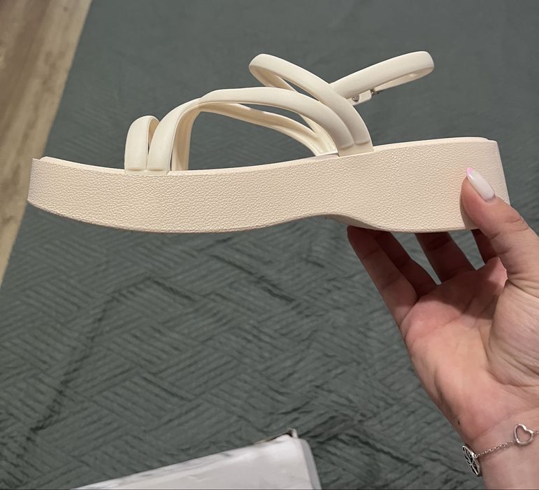 Дамски сандали в бежово