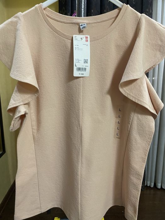 Новая футболка Uniqlo с акцентными рукавами-воланами (Размер L)
