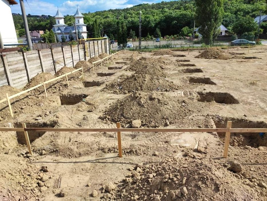 Inchiriez miniexcavator/execut lucrari/ demolări