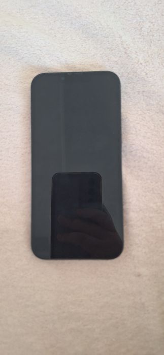 iPhone 13 cu încărcător