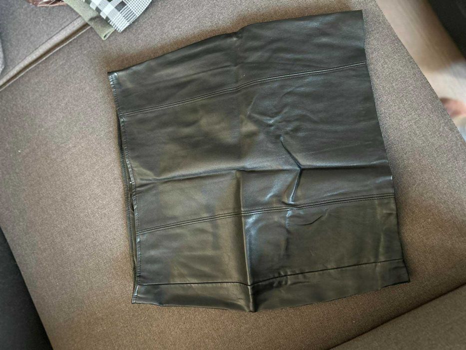 Кожена пола. Не е носена.