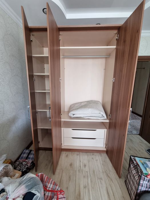 Шкаф хорощего качества вместительный