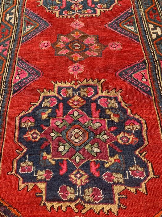 covor vechi antic armean caucazian Karabagh lung rosu 345 x 111 cm