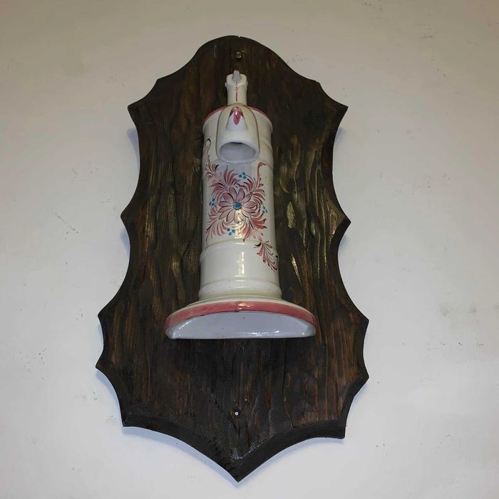 Cijmea decor din portelan amplasat pe lemn