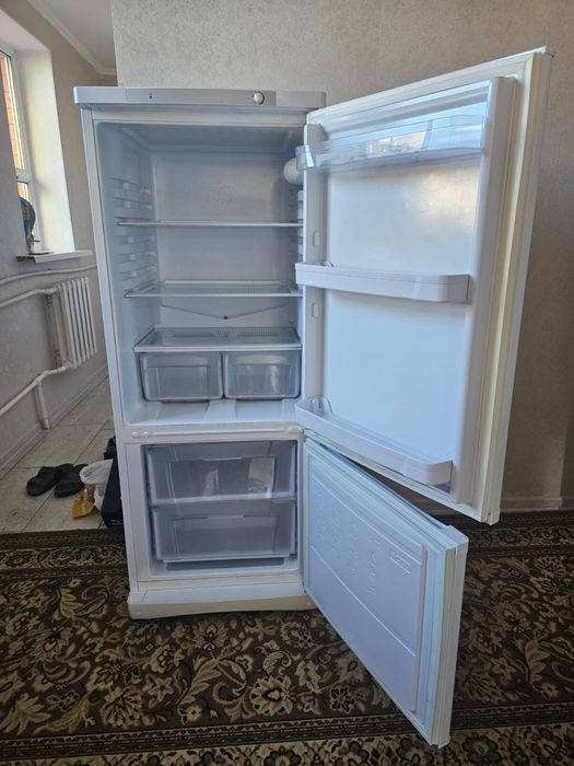 Продам холодильник Indesit