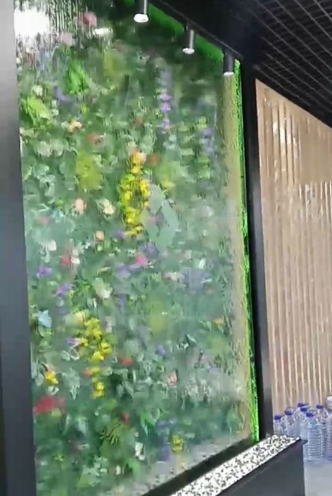 Водопад по стеклу, нержавеющей сетке и натуральному камню