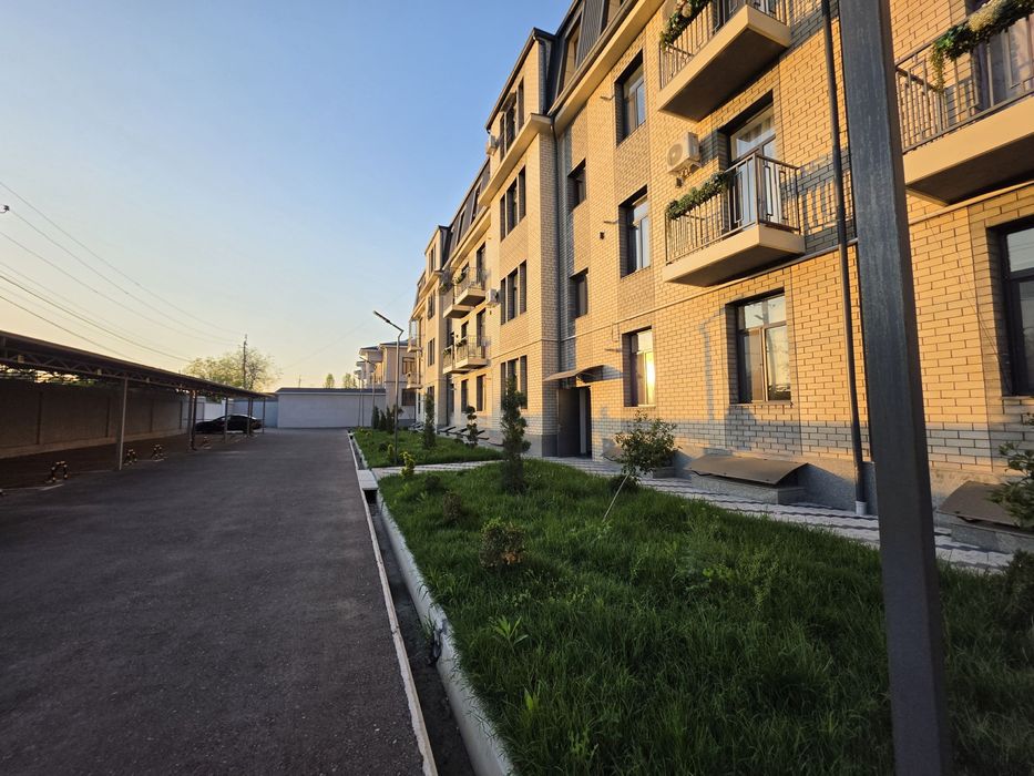 Продается срочно 3 комн квартира в новостройке кирпич Янгиюль город