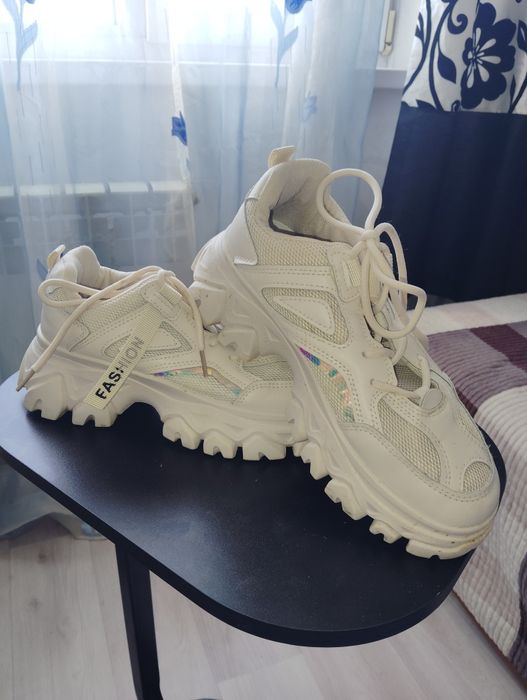 Кроссовки женские.