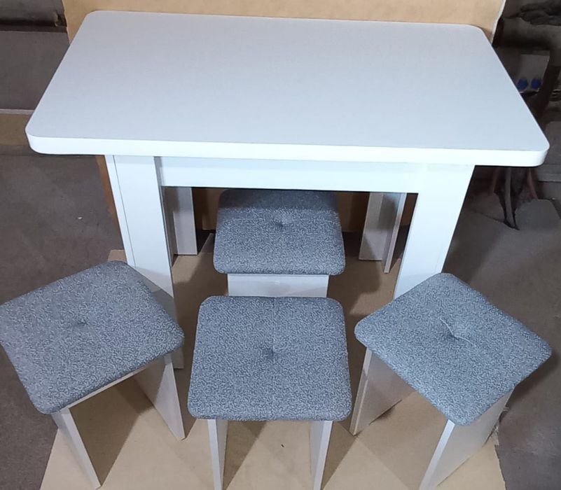 Стол и 4 табуретки