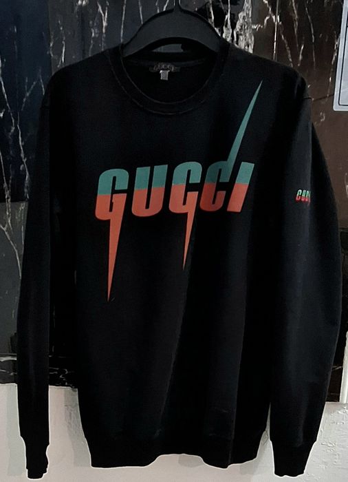 Bluză Gucci  LOGO 
Descriere:
Bluză neagră cu logo mare