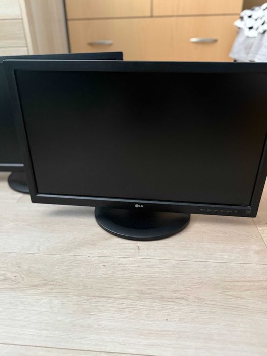2 бр. LG 23” монитори – перфектни, офис/dual setup