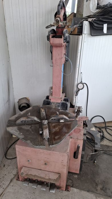 Mașină dejantat anvelope Butler Italia.