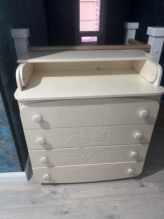 Детская кровать и детский комод.