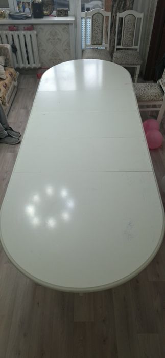 Продаю срочно стол со стульми