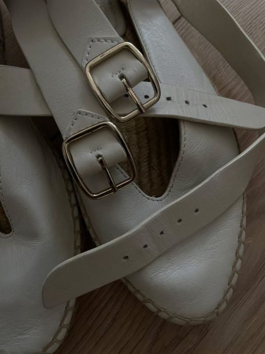 Бели обувки Stuart Weitzman