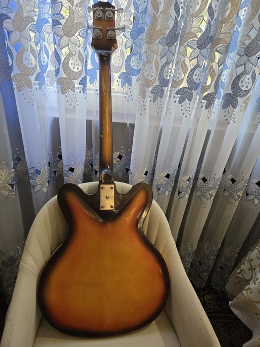 Электрогитара и акустическая