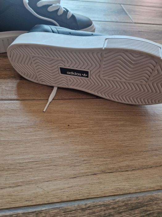 Продавам  Спортни обувки adidas SLEEK SUPER W