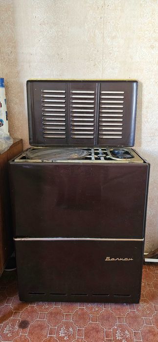 Нафтова печка "Балкан" и метален резервоар за гориво