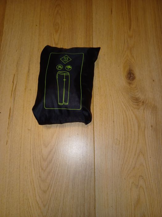 Vând pantaloni  impermeabili noi mărimea  L