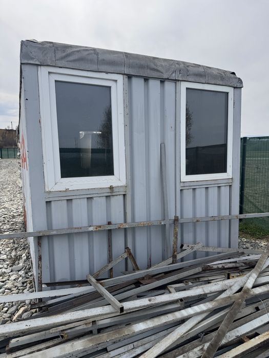 Container metalic 2.5x2.5x5.10 cu 3 geamuri si usa metalica
