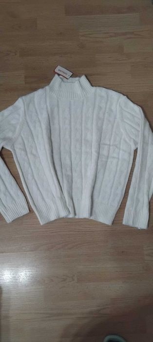Pulover superb dama alb ,L/44,nou cu eticheta
