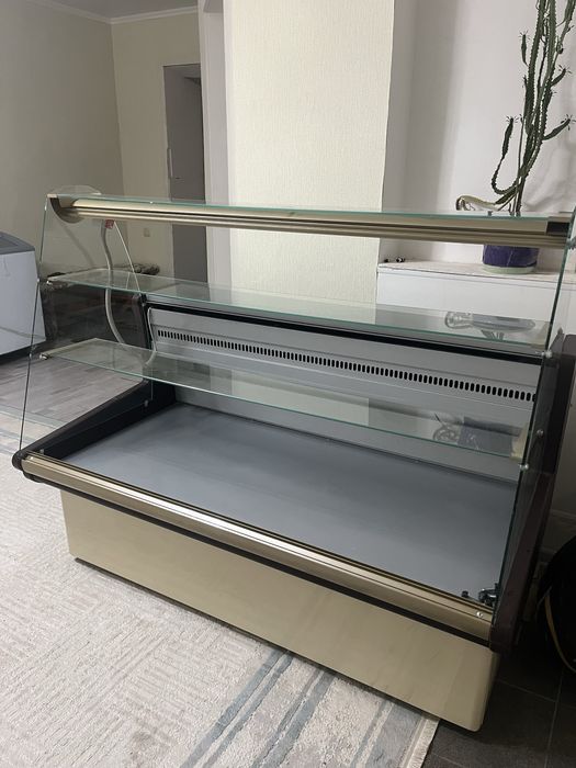 Продам кондитерскую витрину бу