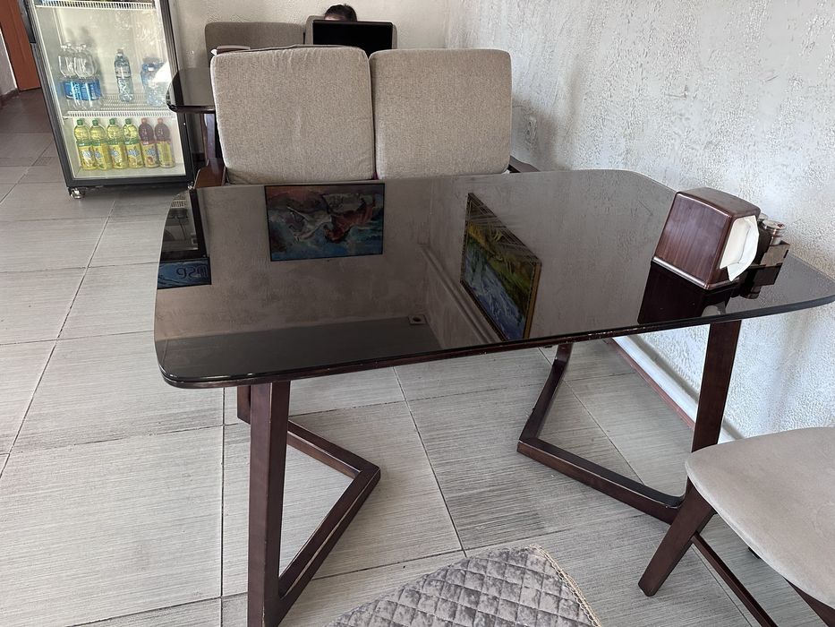 Стол со стульями и диван